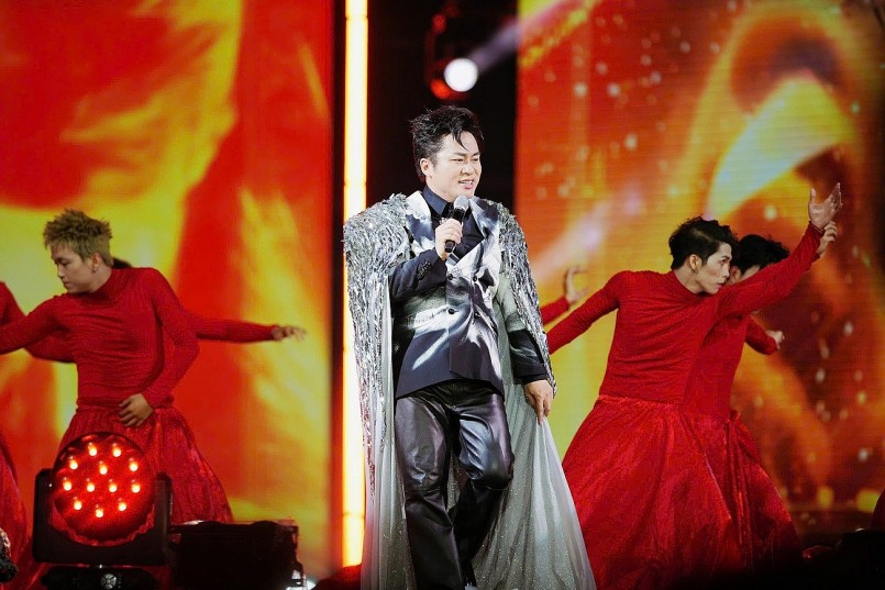 Giọng ca đầy nội lực Divo Tùng Dương mở màn với chuỗi ca khúc “Một vòng Việt Nam”, “Hope”, mashup “Tái sinh và Cánh chim phượng hoàng”.. Giọng ca đầy nội lực Divo Tùng Dương mở màn với chuỗi ca khúc “Một vòng Việt Nam”, “Hope”, mashup “Tái sinh và Cánh chim phượng hoàng”..