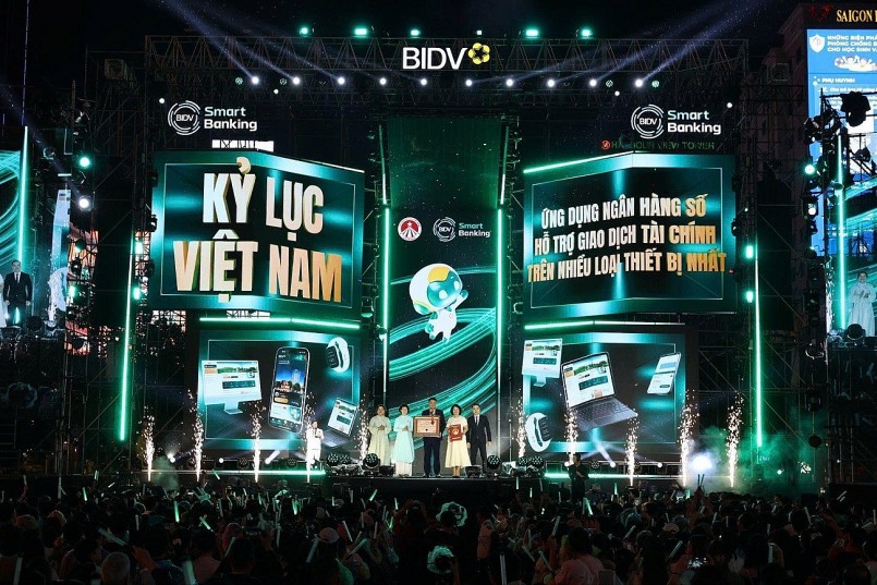 BIDV SmartBanking đạt kỷ lục “ứng dụng ngân hàng số hỗ trợ giao dịch tài chính trên nhiều loại thiết bị nhất”. BIDV SmartBanking đạt kỷ lục “ứng dụng ngân hàng số hỗ trợ giao dịch tài chính trên nhiều loại thiết bị nhất”.
