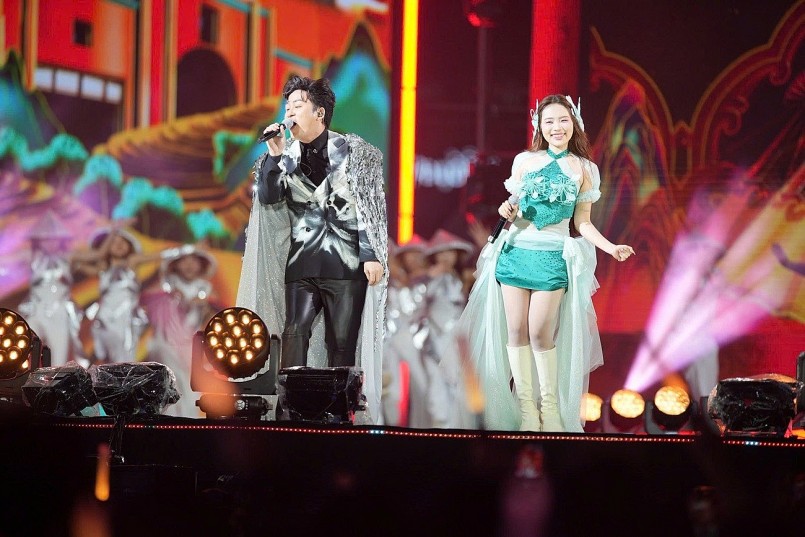 Màn kết hợp “có 1-0-2” giữa Tùng Dương và Phương Mỹ Chi trên sân khấu BIDV Music Festival. Màn kết hợp “có 1-0-2” giữa Tùng Dương và Phương Mỹ Chi trên sân khấu BIDV Music Festival.