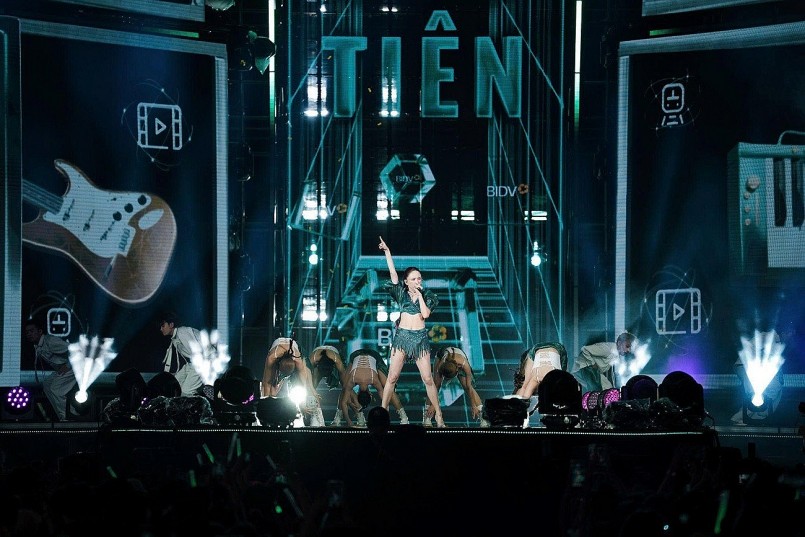 “Chị đẹp” Tóc Tiên “cháy hết mình” cùng vũ đoàn tại BIDV Music Festival. “Chị đẹp” Tóc Tiên “cháy hết mình” cùng vũ đoàn tại BIDV Music Festival.