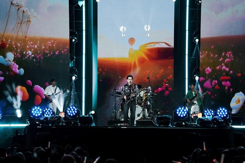 “Những trái ớt” Chillies “đốt cháy” BIDV Music Festival với liên khúc: Đại lộ mặt trời, Trên những đám mây, Nếu ngày mai không đến và Vùng ký ức. “Những trái ớt” Chillies “đốt cháy” BIDV Music Festival với liên khúc: Đại lộ mặt trời, Trên những đám mây, Nếu ngày mai không đến và Vùng ký ức.