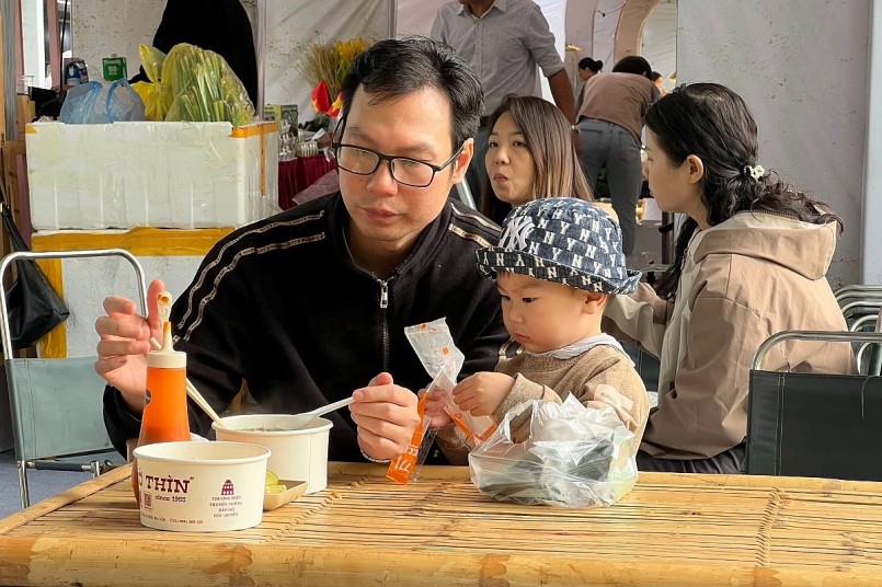 (Thực khách đang trải nghiệm phở Thìn)