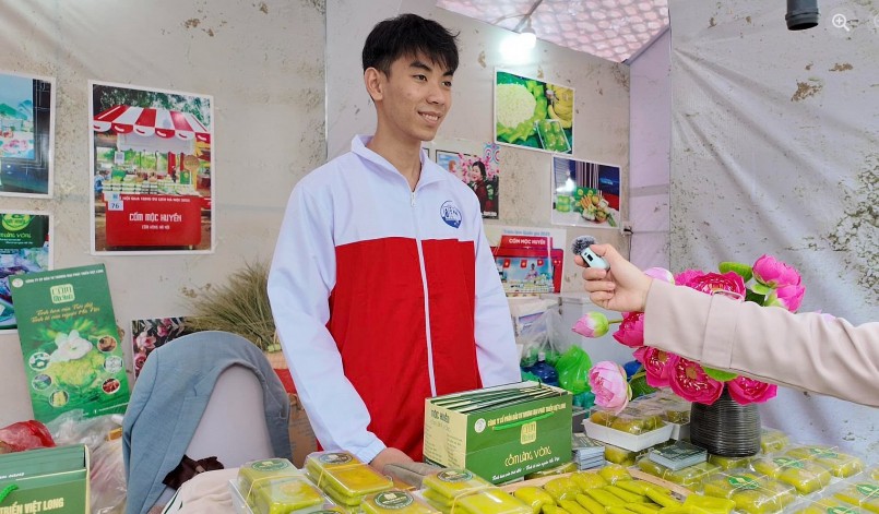 (Đại diện của thương hiệu Cốm Mộc Huyền)