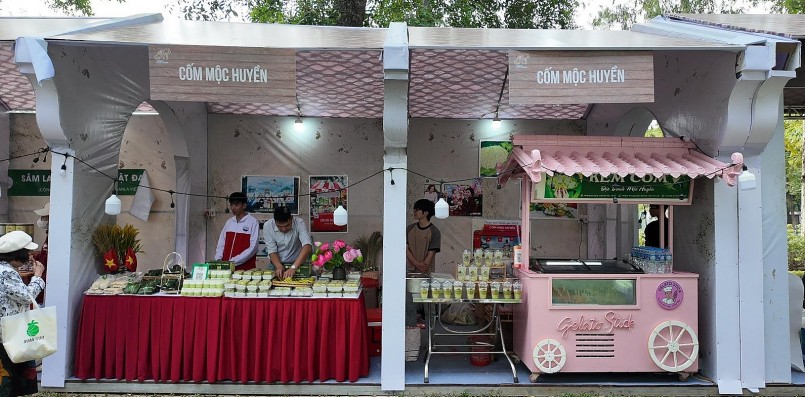 (Gian hàng trưng bày sản phẩm của Cốm Mộc Huyền)