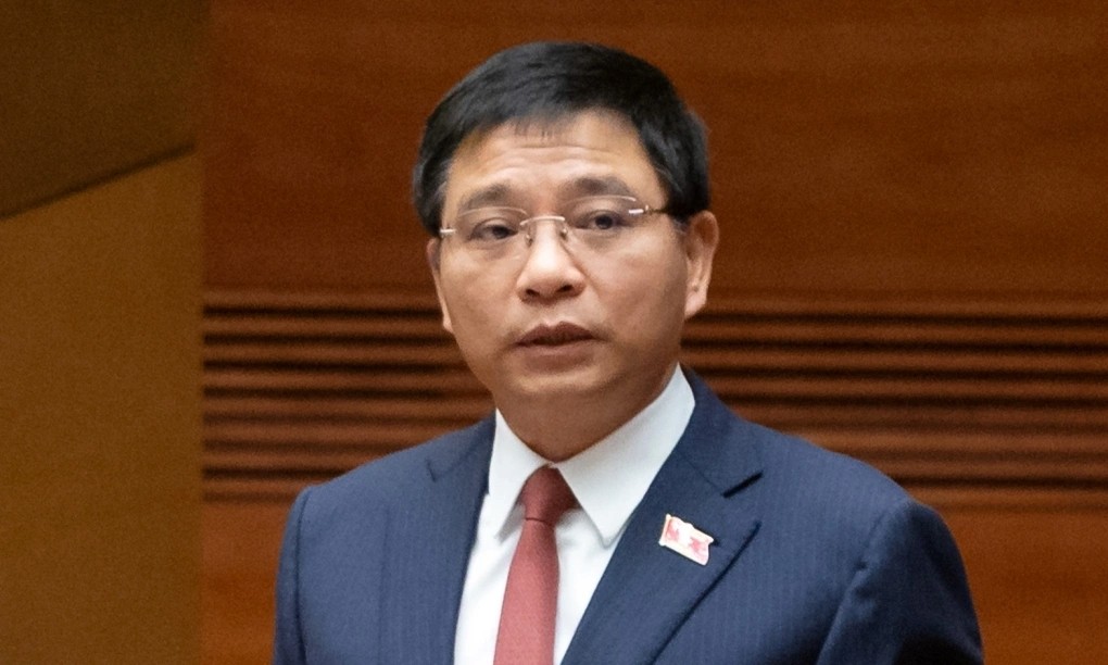 Bộ trưởng Bộ Tài chính Nguyễn Văn Thắng trình dự thảo luật sáng 8/12. Ảnh: Đại biểu Nhân dân