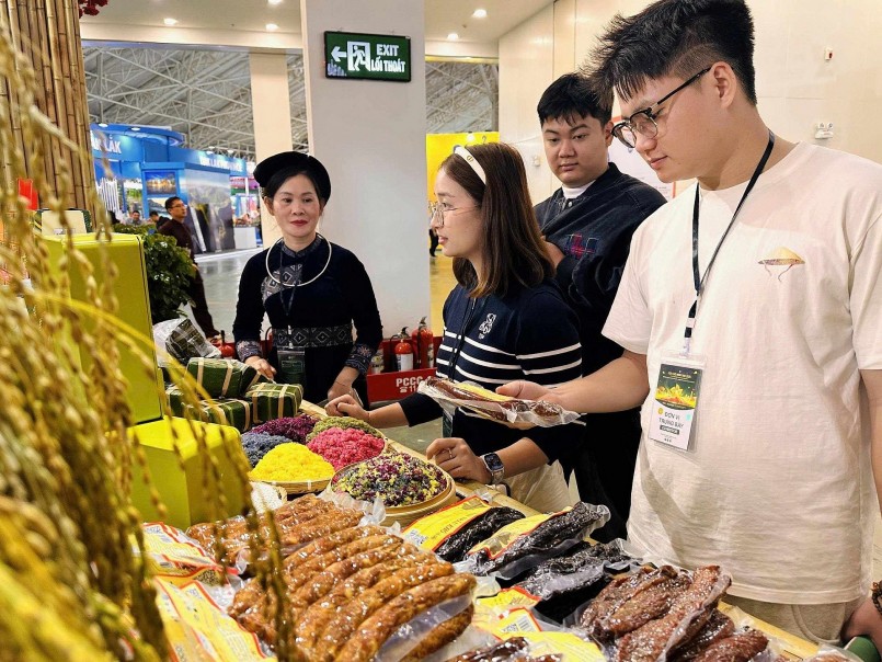 Du khách tham quan, tìm hiểu các sản phẩm nông nghiệp tiêu biểu tỉnh Cao Bằng.