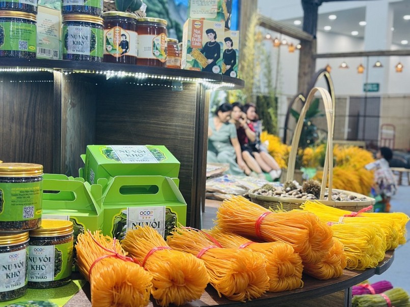 Gian hàng trưng bày các sản phẩm OCOP của tỉnh Cao Bằng tại Hội chợ Mùa Thu lần thứ nhất - năm 2025.