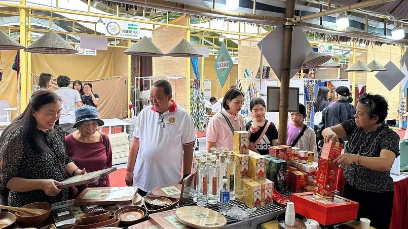 Ông Nguyễn Nhật Chương (bên phải) từ xưởng mộc gia đình đã phát triển thành công dòng sản phẩm đạt 3 sao OCOP, trong đó có sản phẩm thớt gỗ. Ảnh: ĐVCC Ông Nguyễn Nhật Chương (bên phải) từ xưởng mộc gia đình đã phát triển thành công dòng sản phẩm đạt 3 sao OCOP, trong đó có sản phẩm thớt gỗ. Ảnh: ĐVCC