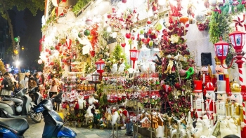 Phố Hàng Mã rực rỡ mùa Noel