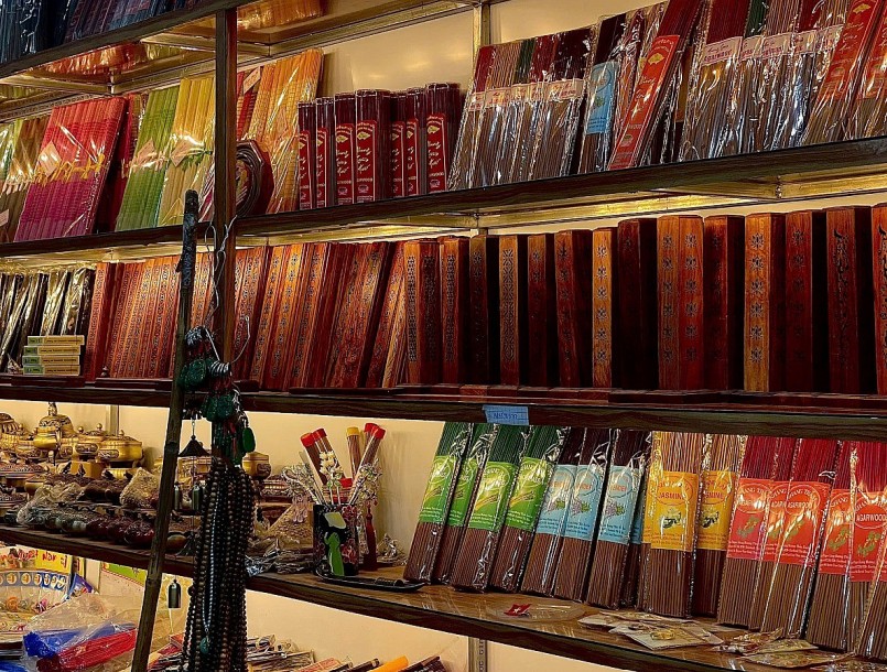 Làng nghề không chỉ phục vụ nhu cầu tâm linh mà còn phản ánh nét đẹp văn hóa của người Huế. Làng nghề không chỉ phục vụ nhu cầu tâm linh mà còn phản ánh nét đẹp văn hóa của người Huế.