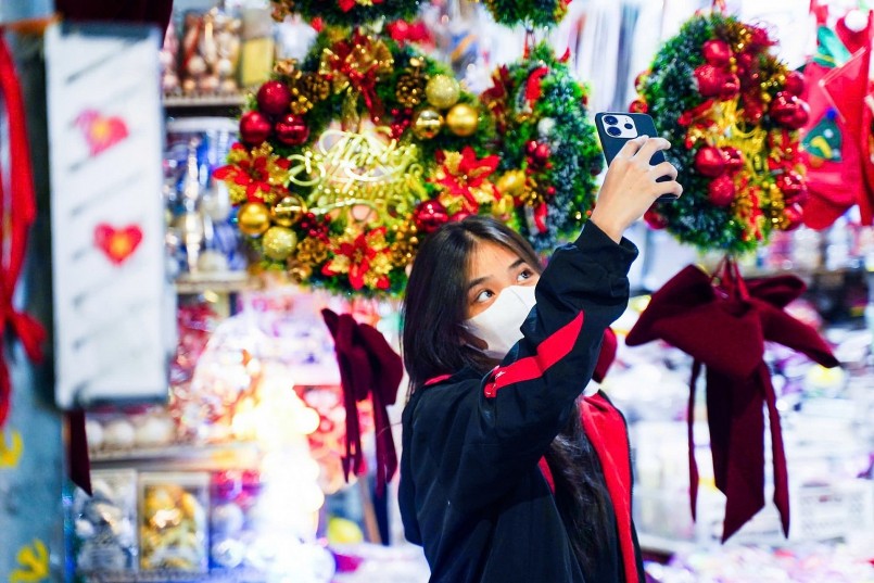 Hàng Mã đang bước vào mùa Noel với hình ảnh sôi động quen thuộc.