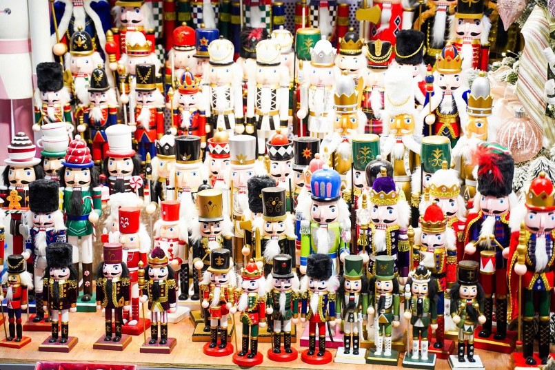 (Những món đồ Noel được bày bán trên phố Hàng Mã)