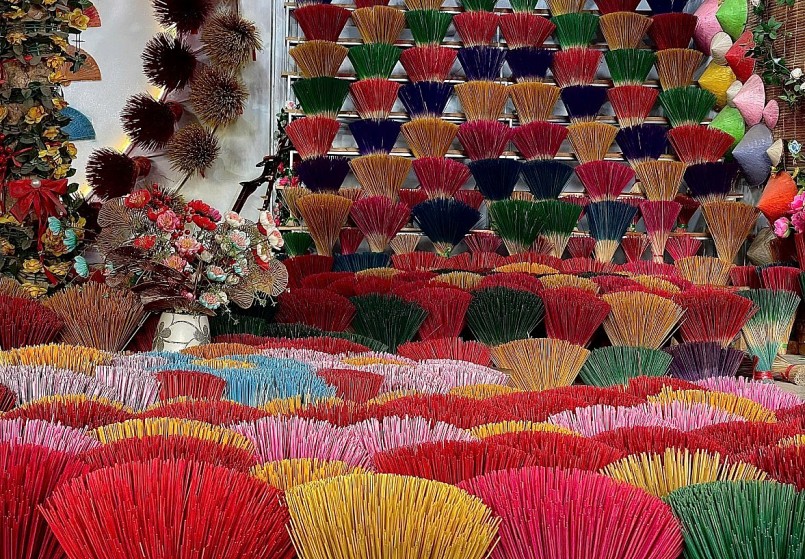 Du khách ghé thăm không chỉ để mua hương mà còn để trải nghiệm, chụp ảnh và cảm nhận đời sống của người dân làm nghề. Du khách ghé thăm không chỉ để mua hương mà còn để trải nghiệm, chụp ảnh và cảm nhận đời sống của người dân làm nghề.