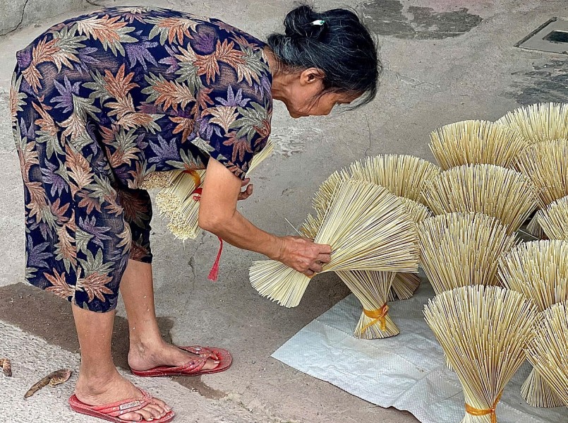 Trên khắp tuyến đường dẫn vào làng, các sắc màu vàng, đỏ, tím, xanh… từ những tán hương xòe tròn được bày biện như những bông hoa lớn. Trên khắp tuyến đường dẫn vào làng, các sắc màu vàng, đỏ, tím, xanh… từ những tán hương xòe tròn được bày biện như những bông hoa lớn.