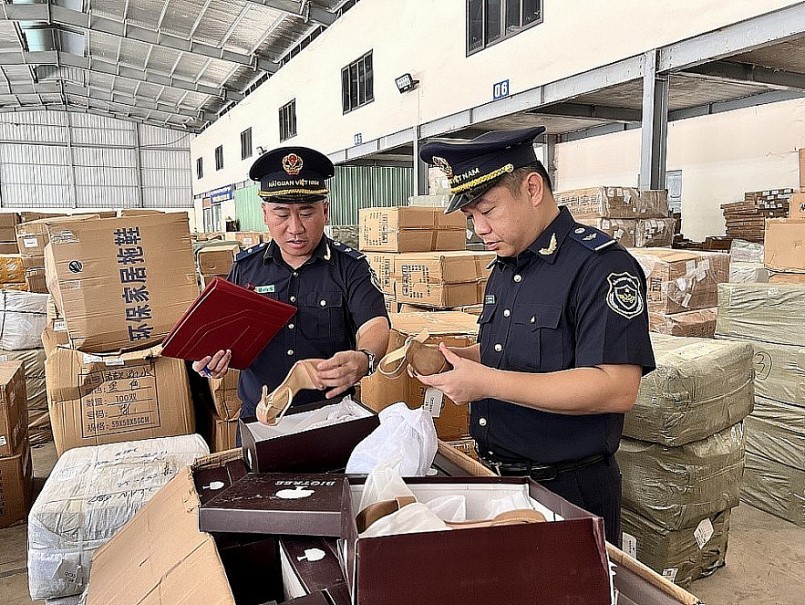 Công chức Hải quan cửa khẩu Tân Thanh (Chi cục Hải quan khu vực VI) kiểm tra xuất xứ hàng hóa.