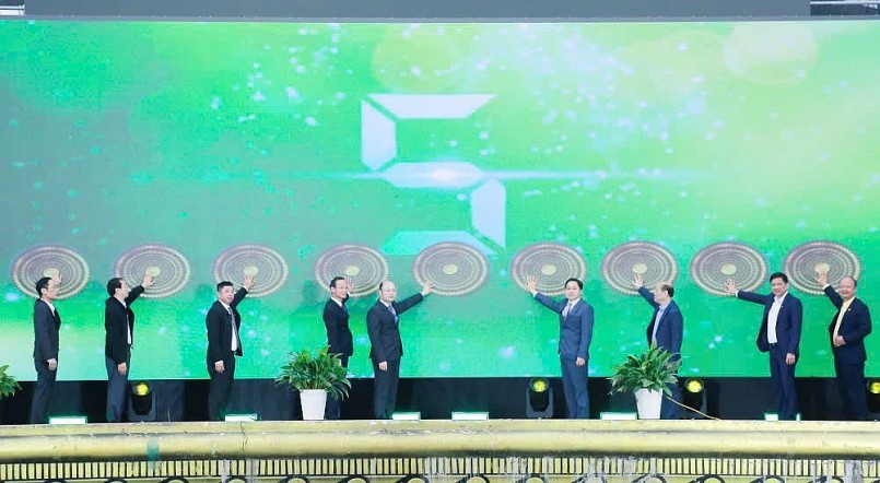 Phó Chủ tịch UBND tỉnh Cao Văn Cường cùng các đại biểu thực hiện nghi thức khai trương “Trưng bày, giới thiệu sản phẩm nông sản, thực phẩm an toàn tỉnh Thanh Hóa năm 2025”