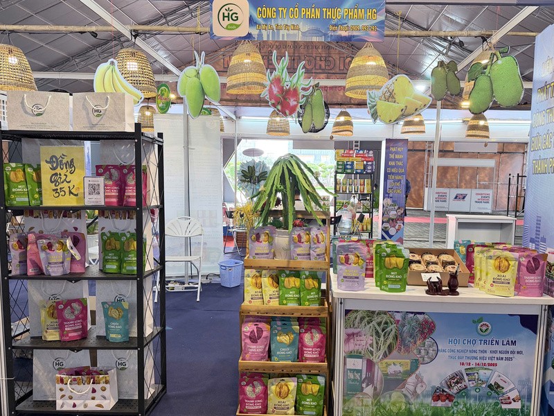 Các sản phẩm chủ lực như thanh long, mít, xoài sấy của HG Foods được sắp xếp bắt mắt, thu hút khách tham quan. Ảnh: Minh Anh