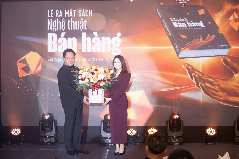 Ông Nguyễn Hoàng Phương, Chủ tịch Hội đồng Viện Nghiên cứu phát triển kinh tế châu Á – Thái Bình Dương tặng hoa chúc mừng.