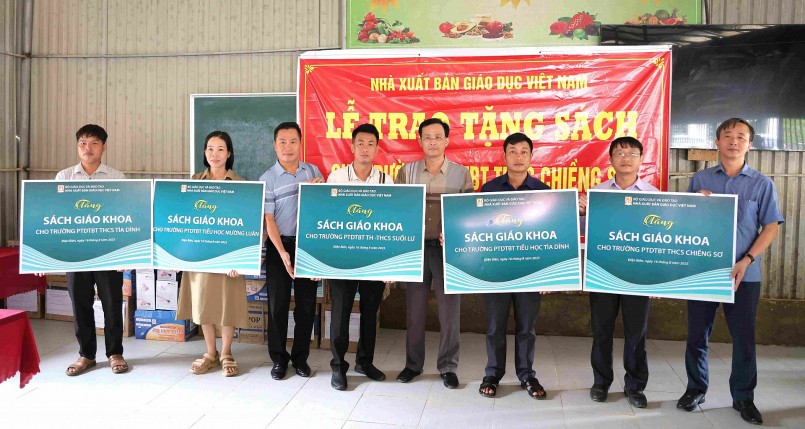 NXBGDVN tặng sách giáo khoa cho các trường vùng bị lũ lụt tỉnh Điện Biên