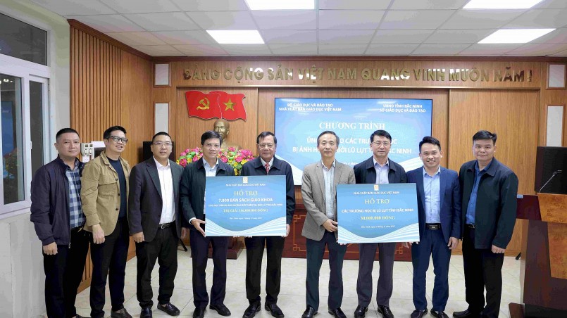 Nhà xuất bản Giáo dục Việt Nam trao tặng hơn 130 triệu đồng hỗ trợ các trường học vùng lũ Bắc Ninh