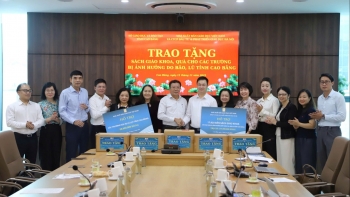 Nhà xuất bản giáo dục Việt Nam trao tặng hơn 360 triệu đồng hỗ trợ ngành giáo dục tỉnh Cao Bằng