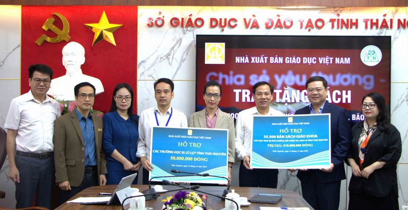 Ông Nguyễn Mạnh Hùng – Thành viên HĐTV NXBGDVN (thứ hai từ phải qua) trao hỗ trợ cho Sở Giáo dục và Đào tạo tỉnh Thái Nguyên