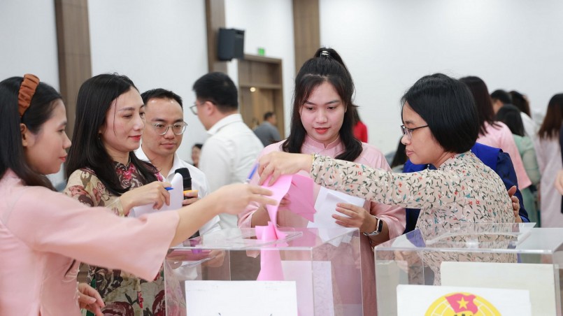 Các công đoàn viên thực hiện nghi thức bầu cử