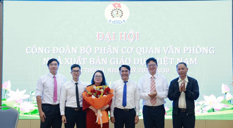 Ông Phạm Văn Thắng (thứ hai từ phải sang)  – Thành viên HĐTV NXBGDVN chúc mừng Ban chấp hành Công đoàn Cơ quan Văn phòng NXBGDVN nhiệm kì 2025-2030