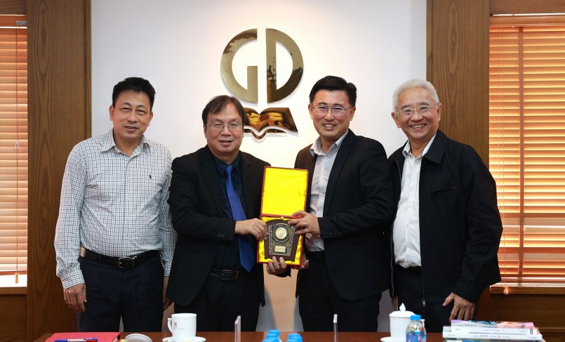 Đại diện NXBGVN trao tặng logo NXBGDVN cho Tập đoàn Pelangi