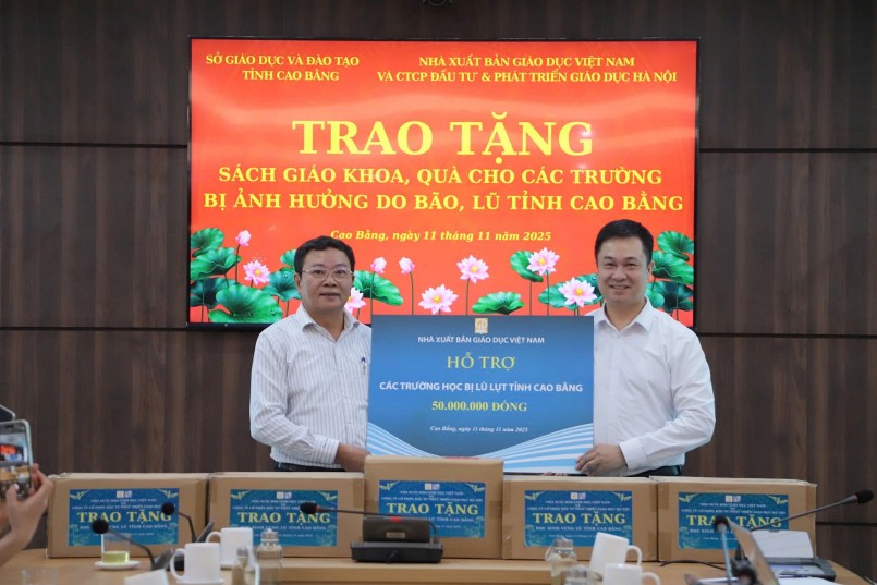Ông Ngô Văn Hoan - Phó Tổng Giám đốc NXBGDVN trao tặng tiền cho các trường học bị lũ lụt tỉnh Cao Bằng