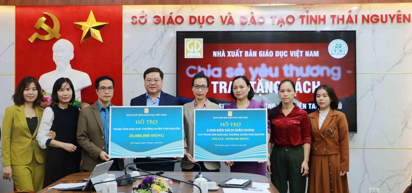 Đoàn công tác NXBGDVN trao tặng sách giáo khoa, quà cho Trung tâm Giáo dục thường xuyên Thái Nguyên