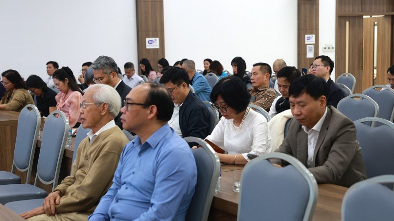 Các thầy cô giáo, những nhà quản lí giáo dục tham dự buổi lễ