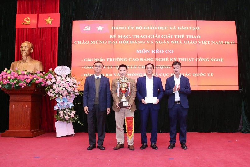 Phó Bí thư chuyên trách Đảng ủy Bộ GDĐT Nguyễn Viết Lộc (ngoài cùng, bên trái) trao giải cho các vận động viên có thành tích cao ở các môn thi đấu đồng đội Phó Bí thư chuyên trách Đảng ủy Bộ GDĐT Nguyễn Viết Lộc (ngoài cùng, bên trái) trao giải cho các vận động viên có thành tích cao ở các môn thi đấu đồng đội