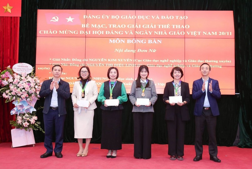 Ban Tổ chức trao giải cho các vận động viên có thành tích cao ở các môn thi đấu Ban Tổ chức trao giải cho các vận động viên có thành tích cao ở các môn thi đấu