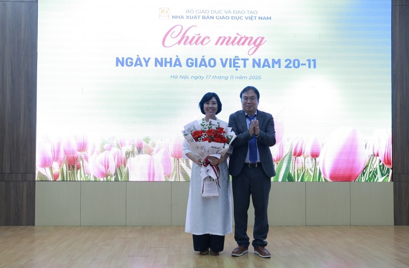 Ông Nguyễn Tiến Thanh - Chủ tịch HĐTV, Tổng Giám đốc tặng hoa cho TS Nguyễn Thị Thanh Thủy