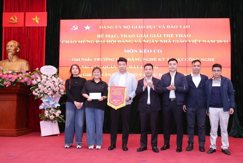 Ban Tổ chức trao giải cho các vận động viên có thành tích cao ở các môn thi đấu đồng đội Ban Tổ chức trao giải cho các vận động viên có thành tích cao ở các môn thi đấu đồng đội