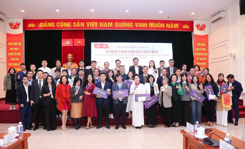 Ban Tổ chức chụp ảnh với các vận động viên tham dự Giải đấu Ban Tổ chức chụp ảnh với các vận động viên tham dự Giải đấu