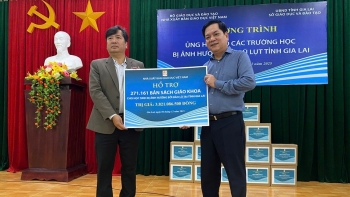 Nhà xuất bản Giáo dục Việt Nam trao tặng sách giáo khoa cho học sinh vùng lũ tỉnh Gia Lai