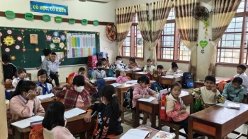 Sách giáo khoa đã đến tay học sinh vùng lũ xã Hòa Thịnh, Đắk Lắk