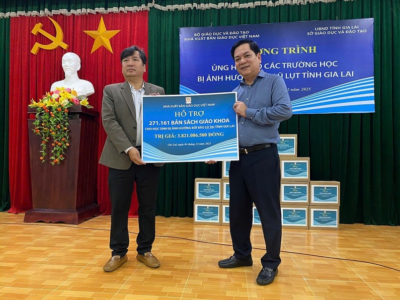 Ông Lê Huy – Phó Tổng Giám đốc NXBGDVN (phải) trao biển tặng sách giáo khoa cho ông Trần Bá Công - Phó Giám đốc Sở GD-ĐT tỉnh Gia Lai