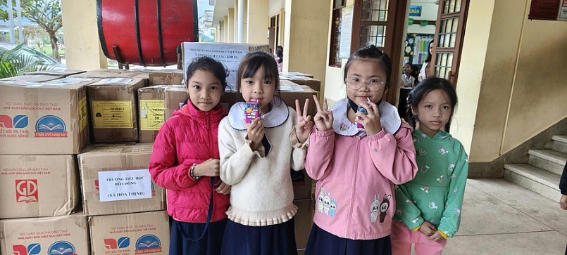 Sách giáo khoa được chuyển tới học sinh xã Hòa Thịnh, tỉnh Đắk Lắk.