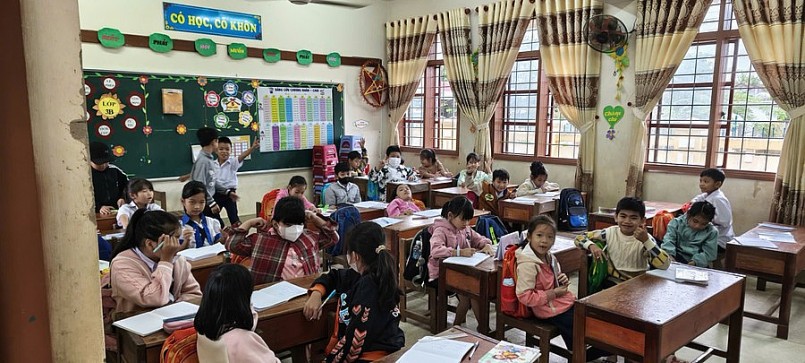 Học sinh tại xã Hòa Thịnh trở lại trường học tập sau trận lũ lịch sử. (Ảnh: TT)