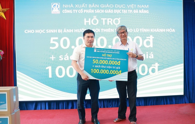 Nhà xuất bản Giáo dục Việt Nam hỗ trợ khẩn cấp 172.000 bản sách giáo khoa cho học sinh vùng lũ Khánh Hòa