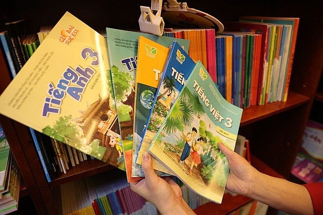 Sách giáo khoa hiện nay của NXBGD Việt Nam đã có nhiều cải tiến rõ rệt so với sách giáo khoa thế hệ trước.