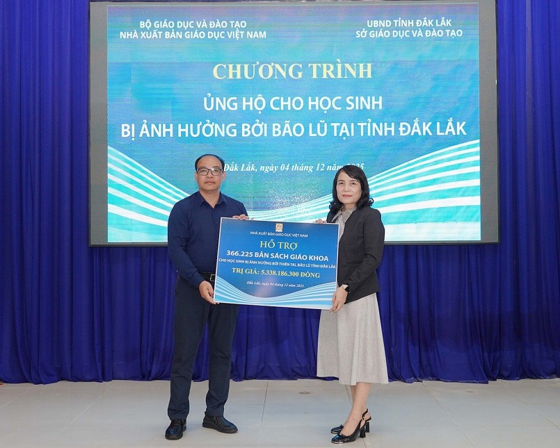 Nhà xuất bản Giáo dục Việt Nam hỗ trợ kịp thời hơn 366 nghìn bản sách giáo khoa cho học sinh vùng lũ tỉnh Đắk Lắk