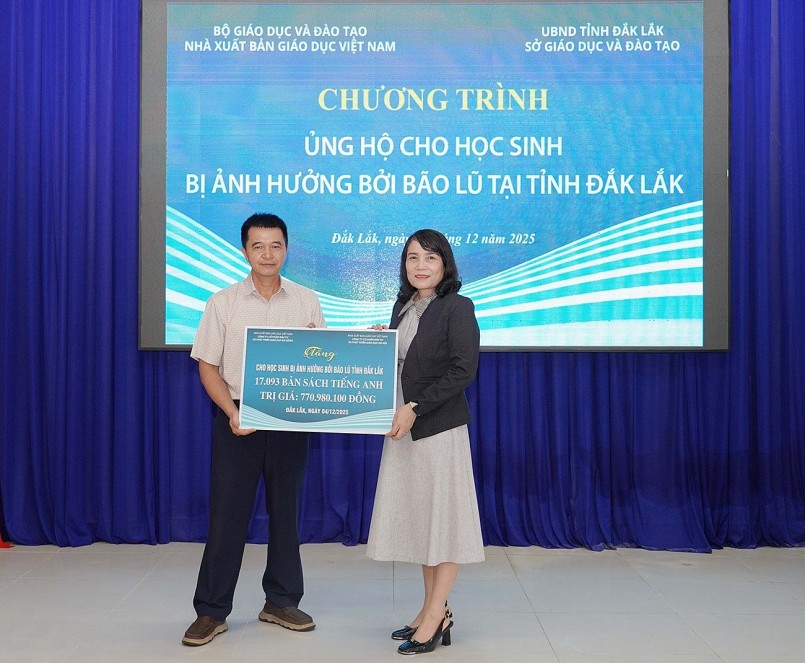 Nhà xuất bản Giáo dục Việt Nam hỗ trợ kịp thời hơn 366 nghìn bản sách giáo khoa cho học sinh vùng lũ tỉnh Đắk Lắk