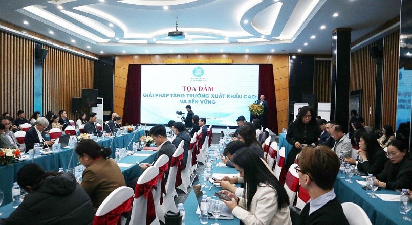 Tọa đàm có sự tham dự của đại diện nhiều bộ, ngành cùng các hiệp hội ngành hàng, doanh nghiệp xuất khẩu, chuyên gia kinh tế, chuyên gia pháp luật.