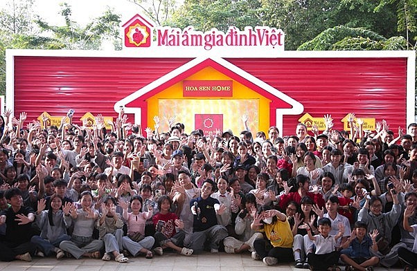 Không khí sôi động tại Quảng trường Tô Quyền khi khán giả Tây Ninh đến đông kín, cổ vũ các nghệ sĩ và nhân vật.