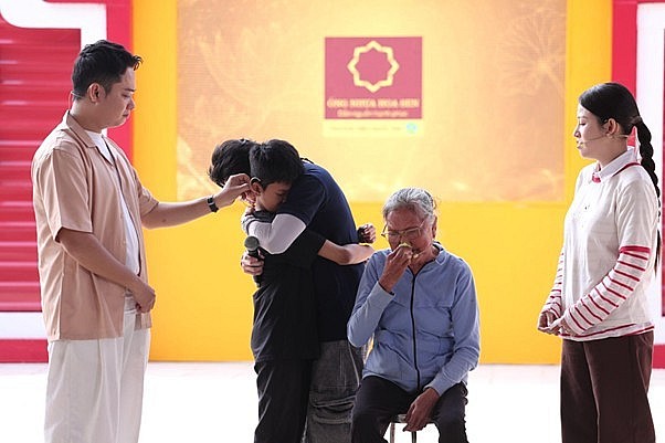  Bên cạnh tiếng cười thì không thể thiếu những khoảnh khắc lắng đọng, xúc động cùng các em nhỏ.