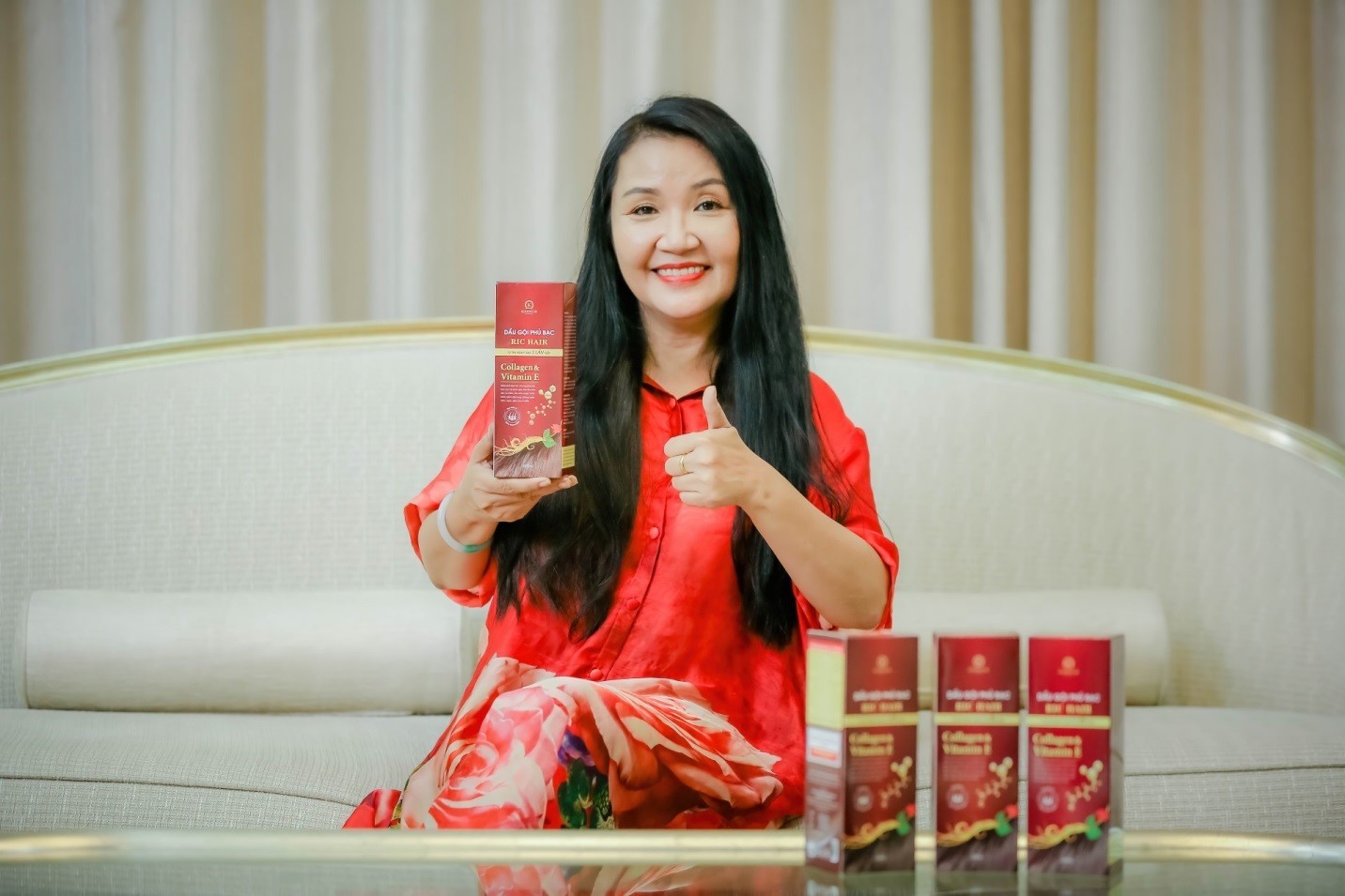 Nghệ sỹ Ngân Quỳnh chia sẻ: “Điều mà tôi thích nhất đó là sản phẩm được chiết xuất từ các loại thảo dược tự nhiên như nhân sâm đen, collagen và vitamin E…, vừa làm đen tóc, vừa giúp nuôi dưỡng và phục hồi mái tóc chắc khỏe. Không chỉ dễ sử dụng, mà còn an toàn và lành tính”.